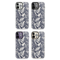 Fleurs sauvages et fougères sur fond bleu marine