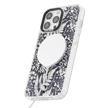 Fleurs sauvages et fougères sur fond bleu marine