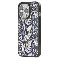 Fleurs sauvages et fougères sur fond bleu marine