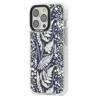 Fleurs sauvages et fougères sur fond bleu marine