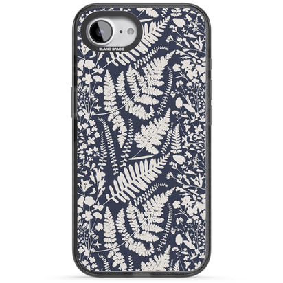 Fleurs sauvages et fougères sur fond bleu marine