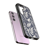 Fleurs sauvages et fougères sur fond bleu marine