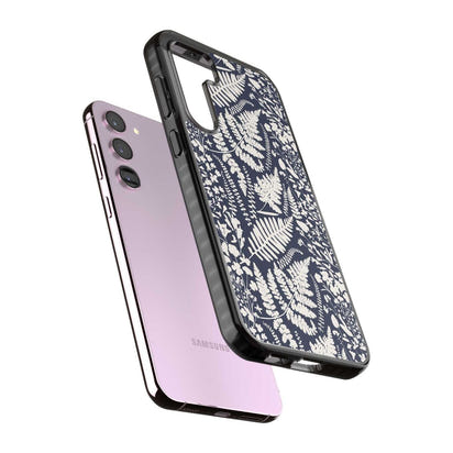 Fleurs sauvages et fougères sur fond bleu marine