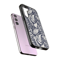 Fleurs sauvages et fougères sur fond bleu marine