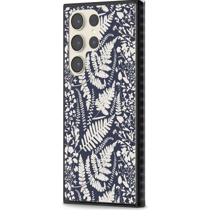 Fleurs sauvages et fougères sur fond bleu marine