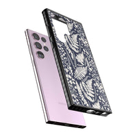 Fleurs sauvages et fougères sur fond bleu marine