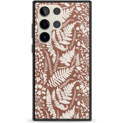 Fleurs sauvages et fougères sur terre cuite