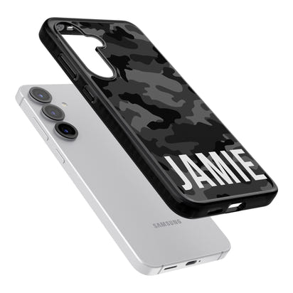 Personalisierter Name im schwarzen Camouflage-Muster (horizontal)