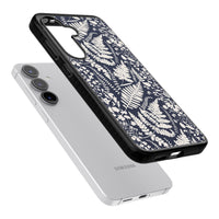 Fleurs sauvages et fougères sur fond bleu marine